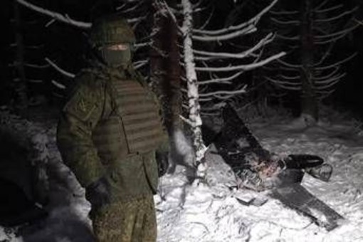 Ucraina, attacco alla residenza di Putin: Russia mostra il drone abbattuto