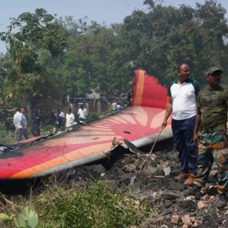 Aereo per Londra si schianta in India, un sopravvissuto. Oltre 200 morti