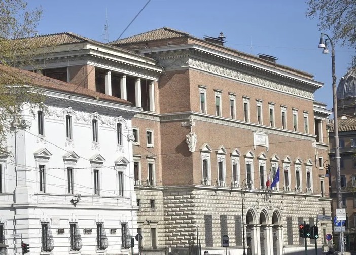 Borsa sospetta con foulard con falce e martello davanti a Ministero Giustizia