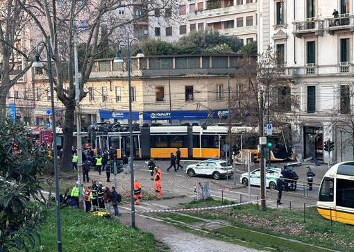 Due vittime e una quarantina di feriti il bilancio del tram deragliato a Milano Due vittime e una quarantina di feriti il bilancio del tram deragliato a Milano