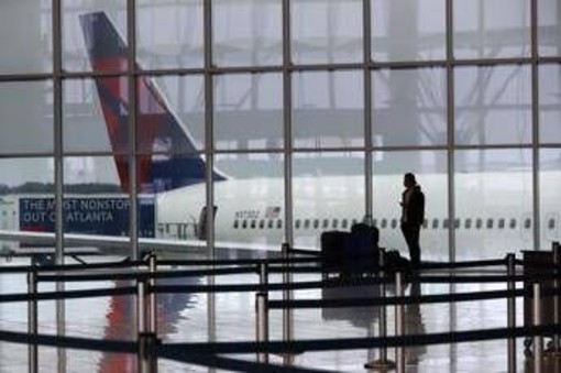 Stop ai passeggeri frettolosi, in aereo arriva la multa: l'idea in Turchia