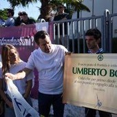 Pontida, Lega intitola pratone a Bossi. Salvini accolto da ovazione: "Si vince uniti"