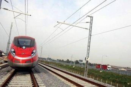 Milano-Bologna, ritardi fino a 2 ore sull'alta velocità per la presenza di persone sui binari Milano-Bologna, ritardi fino a 2 ore sull'alta velocità per la presenza di persone sui binari