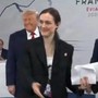 G7, Trump arriva per ultimo alla riunione dei leader: "Sono il boss" G7, Trump arriva per ultimo alla riunione dei leader: "Sono il boss"