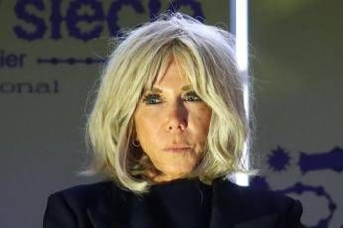 Brigitte Macron, la figlia testimone al processo: "Sua salute rovinata da bullismo online" Brigitte Macron, la figlia testimone al processo: "Sua salute rovinata da bullismo online"