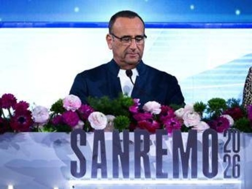 Carlo Conti replica a Gassmann: "Equivoco, nessun divieto per i parenti sul palco"