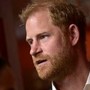Harry e ritorno in Gb, il retroscena: duca di Sussex è ancora arrabbiato e vuole le scuse della famiglia