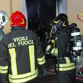 Bologna, incendio in palazzo di quattro piani: 7 adulti e due bambini in ospedale Bologna, incendio in palazzo di quattro piani: 7 adulti e due bambini in ospedale