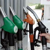 Caro carburanti, prezzo di benzina e diesel continua a salire: superati i 2 euro Caro carburanti, prezzo di benzina e diesel continua a salire: superati i 2 euro
