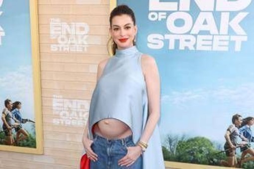 Anne Hathaway mostra il pancione, è polemica. L'esperto: "La gravidanza non è una malattia" Anne Hathaway mostra il pancione, è polemica. L'esperto: "La gravidanza non è una malattia"