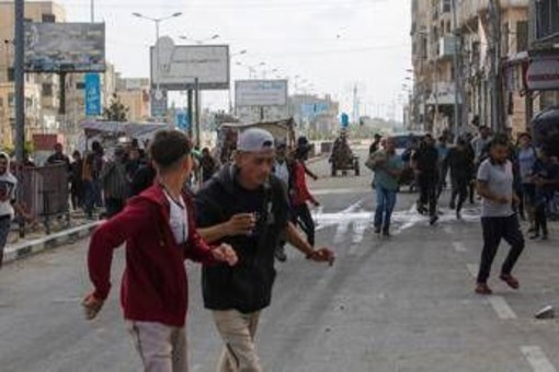 Gaza, al Jazeera: &quot;Ancora spari durante distribuzione aiuti, morti e feriti&quot;