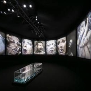 Fabrizio Ferri incarta le star nella plastica