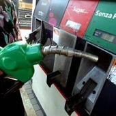 Caro carburanti, Eni: "Da lunedì un tetto ai prezzi di benzina e gasolio per 30 giorni" Caro carburanti, Eni: "Da lunedì un tetto ai prezzi di benzina e gasolio per 30 giorni"