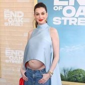 Anne Hathaway mostra il pancione, è polemica. L'esperto: "La gravidanza non è una malattia"