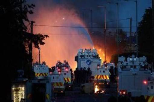 Irlanda del Nord, nuovi scontri anti-immigrati: polizia usa cannoni ad acqua vicino Belfast Irlanda del Nord, nuovi scontri anti-immigrati: polizia usa cannoni ad acqua vicino Belfast