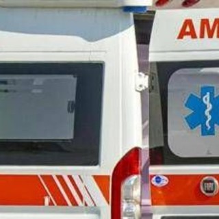 Ufficiale giudiziario bussa per sfrattarlo, lui si getta da sesto piano: morto 71enne