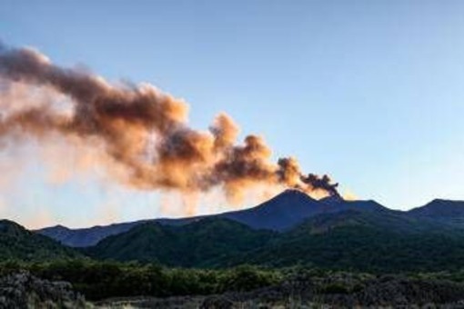 Eruzione Etna, voli sospesi fino alle 14.30 all'aeroporto di Catania Eruzione Etna, voli sospesi fino alle 14.30 all'aeroporto di Catania