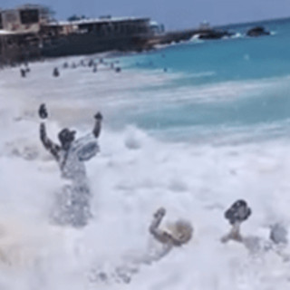 Caraibi, onda travolge una coppia a riva e la scaglia contro le rocce - Video