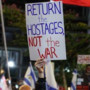 Gaza, 600 giorni di guerra: famiglie ostaggi protestano contro governo a Tel Aviv