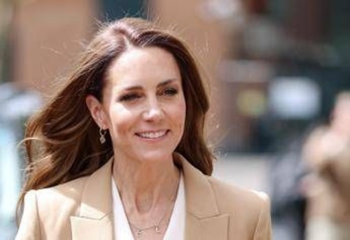 Principessa Kate Middleton a sorpresa nell'ospedale dove curò cancro, ringrazia medici e incontra pazienti Principessa Kate Middleton a sorpresa nell'ospedale dove curò cancro, ringrazia medici e incontra pazienti