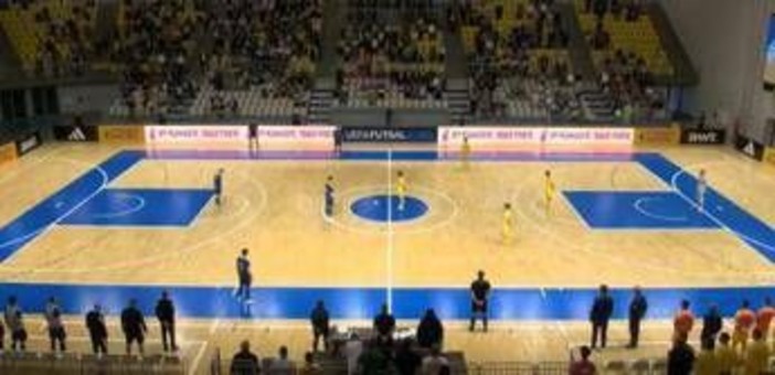 Ucraina, sfida aperta alla Uefa: minuto di silenzio nonostante il divieto - Video