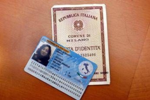 Addio alla carta d'identità cartacea, da agosto 2026 non sarà più valida per l'espatrio