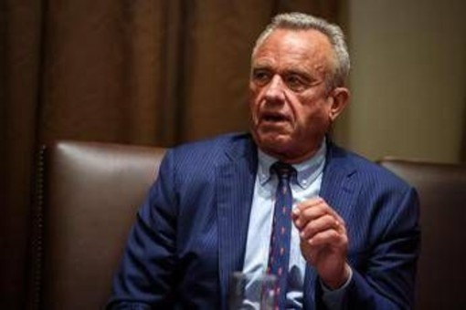 No a vaccino unico per morbillo, parotite, rosolia e varicella: l'alert degli esperti di Kennedy jr