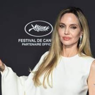 Angelina Jolie compie 50 anni, dal film mancato con gli 883 a icona mondiale