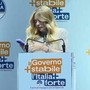 Meloni, la telefonata e il discorso interrotto a Bari: "È mia figlia, scusate..." Meloni, la telefonata e il discorso interrotto a Bari: "È mia figlia, scusate..."