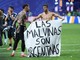 Argentina-Inghilterra, Lo Celso e Otamendi con striscione per Malvinas: rischio squalifica