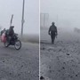 Russi in moto tra la nebbia: in un video virale l'assalto a Pokrovsk mentre la città resiste Russi in moto tra la nebbia: in un video virale l'assalto a Pokrovsk mentre la città resiste