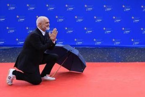 Edi Rama 'passione sneakers', al vertice di Tirana le sfoggia ancora