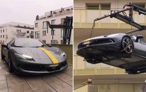 Non c'è parcheggio? La Ferrari può stare in balcone Non c'è parcheggio? La Ferrari può stare in balcone