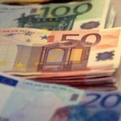 Senzatetto trova 4mila euro in una valigetta e... li distribuisce ai passanti Senzatetto trova 4mila euro in una valigetta e... li distribuisce ai passanti