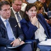 Conte: "M5S non firma programma con armi a Ucraina". Schlein: "Sostegno a Kiev" Conte: "M5S non firma programma con armi a Ucraina". Schlein: "Sostegno a Kiev"