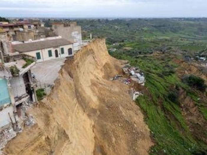 Danni ciclone Harry, l'esperto: "Dirottare i fondi del Ponte è inutile e demagogico, le risorse ci sono: usiamole"
