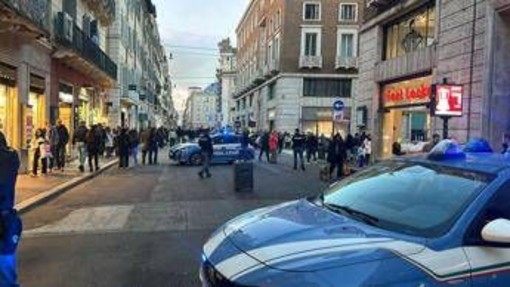 Roma, allarme per valigia abbandonata in via del Corso Roma, allarme per valigia abbandonata in via del Corso