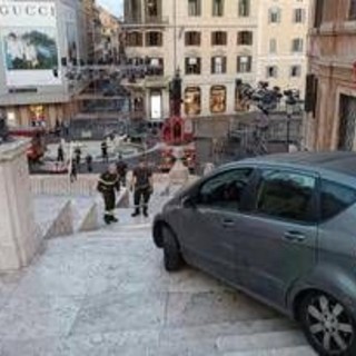 Roma, auto finisce su scalinata di Trinità dei Monti: soccorso 81enne al volante