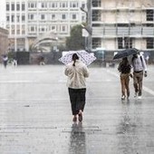 Maltempo, scuole chiuse e allerta meteo arancione e gialla per temporali sabato 10 ottobre: le regioni a rischio Maltempo, scuole chiuse e allerta meteo arancione e gialla per temporali sabato 10 ottobre: le regioni a rischio