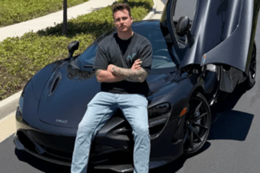Finisce con la sua McLaren contro un albero e l'auto prende fuoco: morto a 27 anni l'influencer James Wehr Finisce con la sua McLaren contro un albero e l'auto prende fuoco: morto a 27 anni l'influencer James Wehr