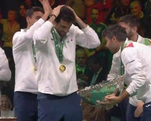 Bolelli alza la Coppa Davis, ma... la rompe (poi l'aggiusta) Bolelli alza la Coppa Davis, ma... la rompe (poi l'aggiusta)