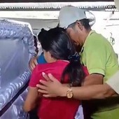 Si sveglia durante il funerale, ragazza di 15 anni 'resuscita' Si sveglia durante il funerale, ragazza di 15 anni 'resuscita'
