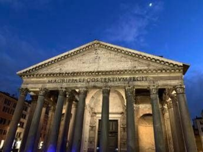 Cade dal muro del Pantheon, morto turista giapponese Cade dal muro del Pantheon, morto turista giapponese