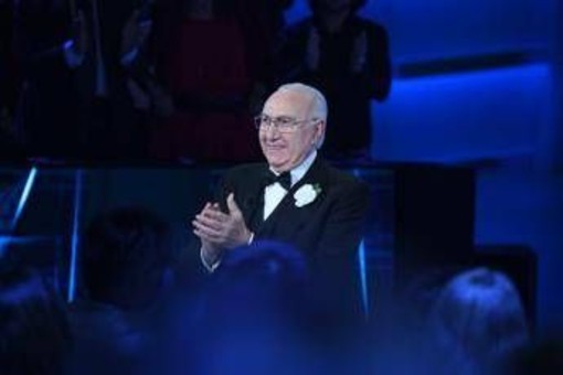 &quot;Addio al più grande&quot;, da Bruno Vespa a Simona Ventura: la tv saluta Pippo Baudo