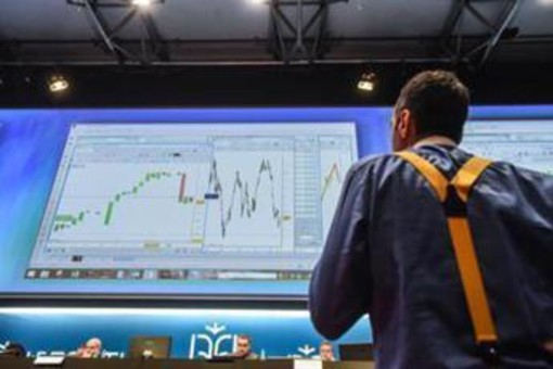 Piazza Affari chiude in rosso, crollano le borse asiatiche con Seoul