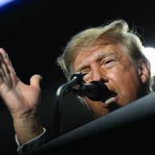 Il Kennedy Center chiude. Trump: "Riapre solo col mio nome"