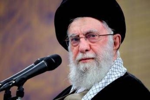 Crisi Iran, chi è Ali Khamenei: l'uomo diventato ayatollah in una notte Crisi Iran, chi è Ali Khamenei: l'uomo diventato ayatollah in una notte