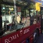 Roma, autista lo richiama: &quot;Non si fuma sul bus&quot;. Passeggero attacca con una sega