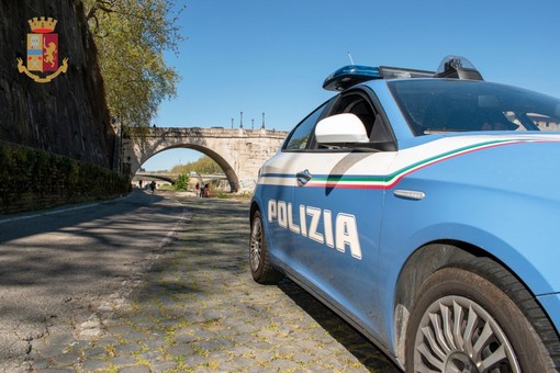 Si libera del braccialetto e incendia negozio ex compagna, arrestato a Roma