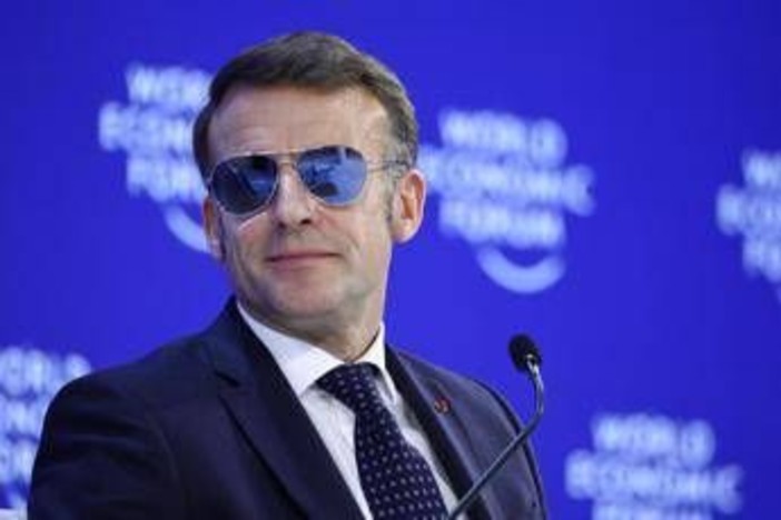 Macron e il look 'Top Gun' a Davos: occhiali specchiati tra stile e ironia sui social